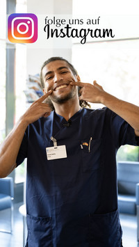 Pfleger mit Lächeln