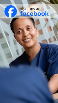 Pflegerin sitzend lachend